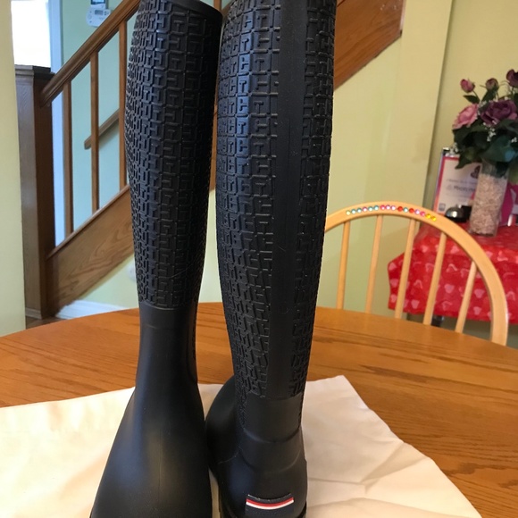 Tommy Hilfiger - Picture 1 of 3